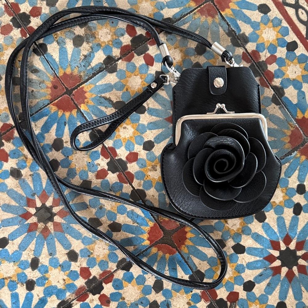 Black Faux Leather Rose Clutch Bag I phone case. Fits 16. New no tags. 🇪🇸 Spain